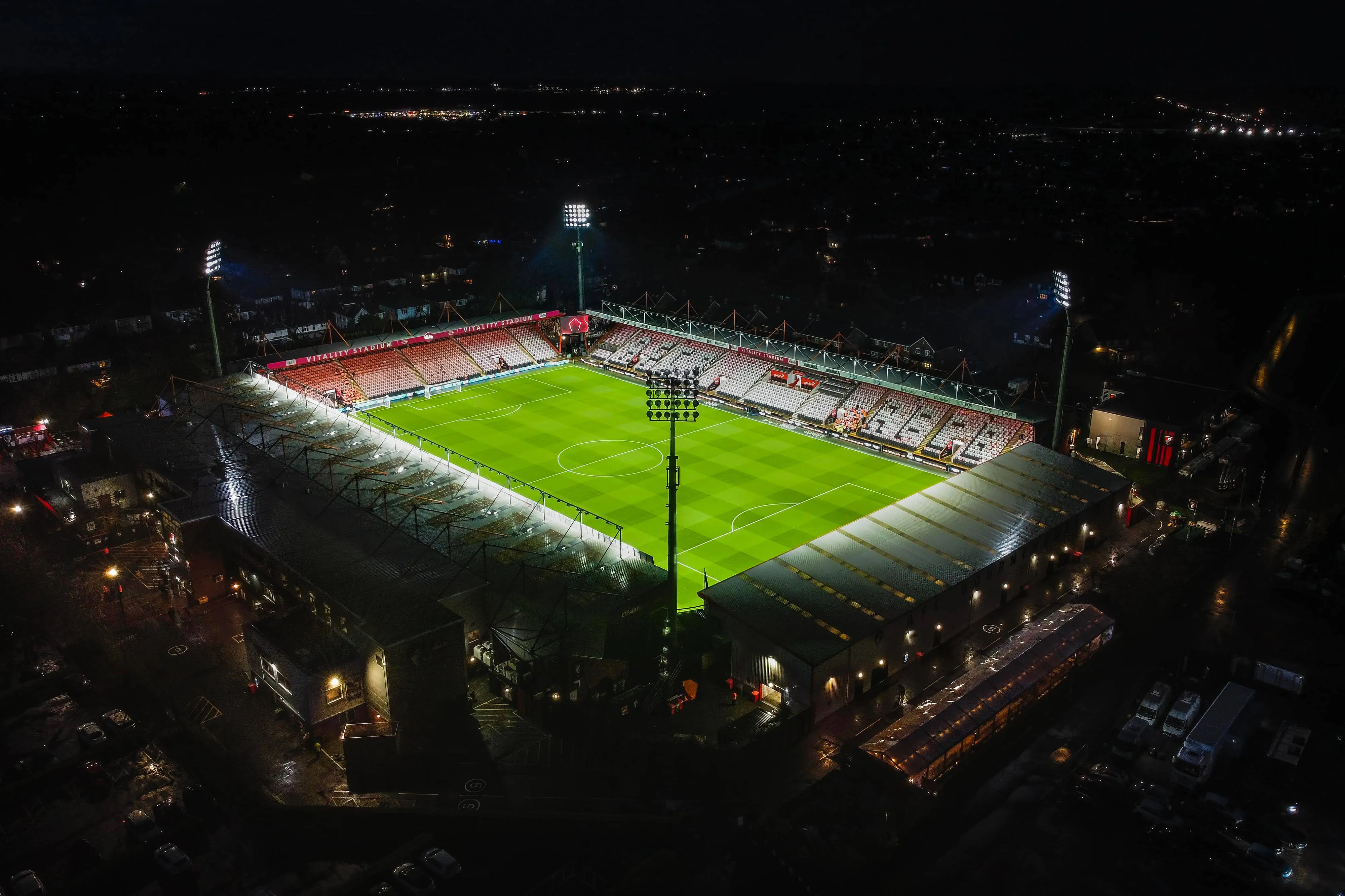 Vista aérea noturna do Estádio Vitality Stadium, Bournemouth